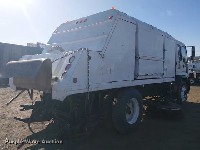 Image of GMC T7500 equipment image 4