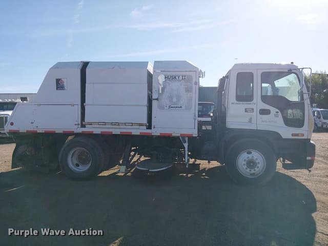 Image of GMC T7500 equipment image 3