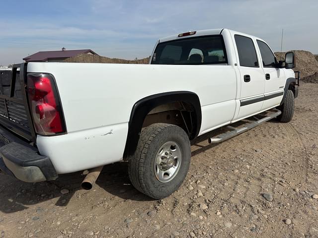 Image of Chevrolet 2500HD equipment image 3