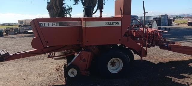 Image of Hesston 4690S equipment image 3