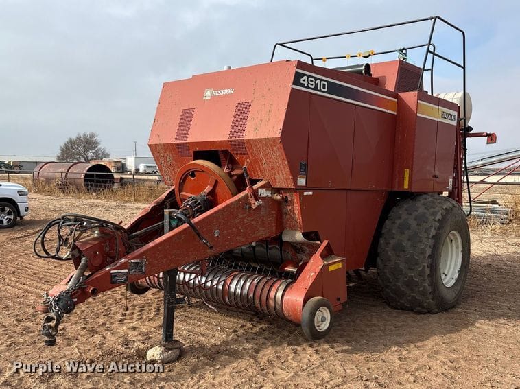 2004 Hesston 4910 Equipment Image0