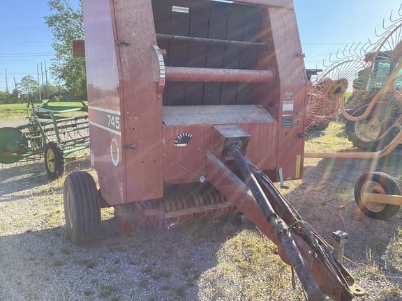 Image of Hesston 745 equipment image 1