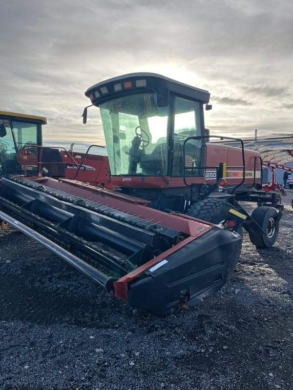 2004 Hesston 8250S Image