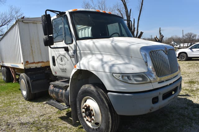 Image of International 4400 equipment image 3