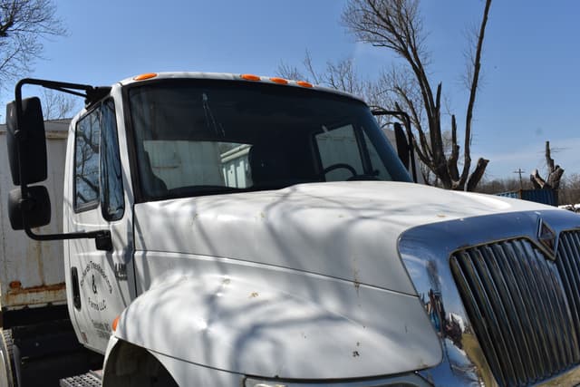 Image of International 4400 equipment image 4