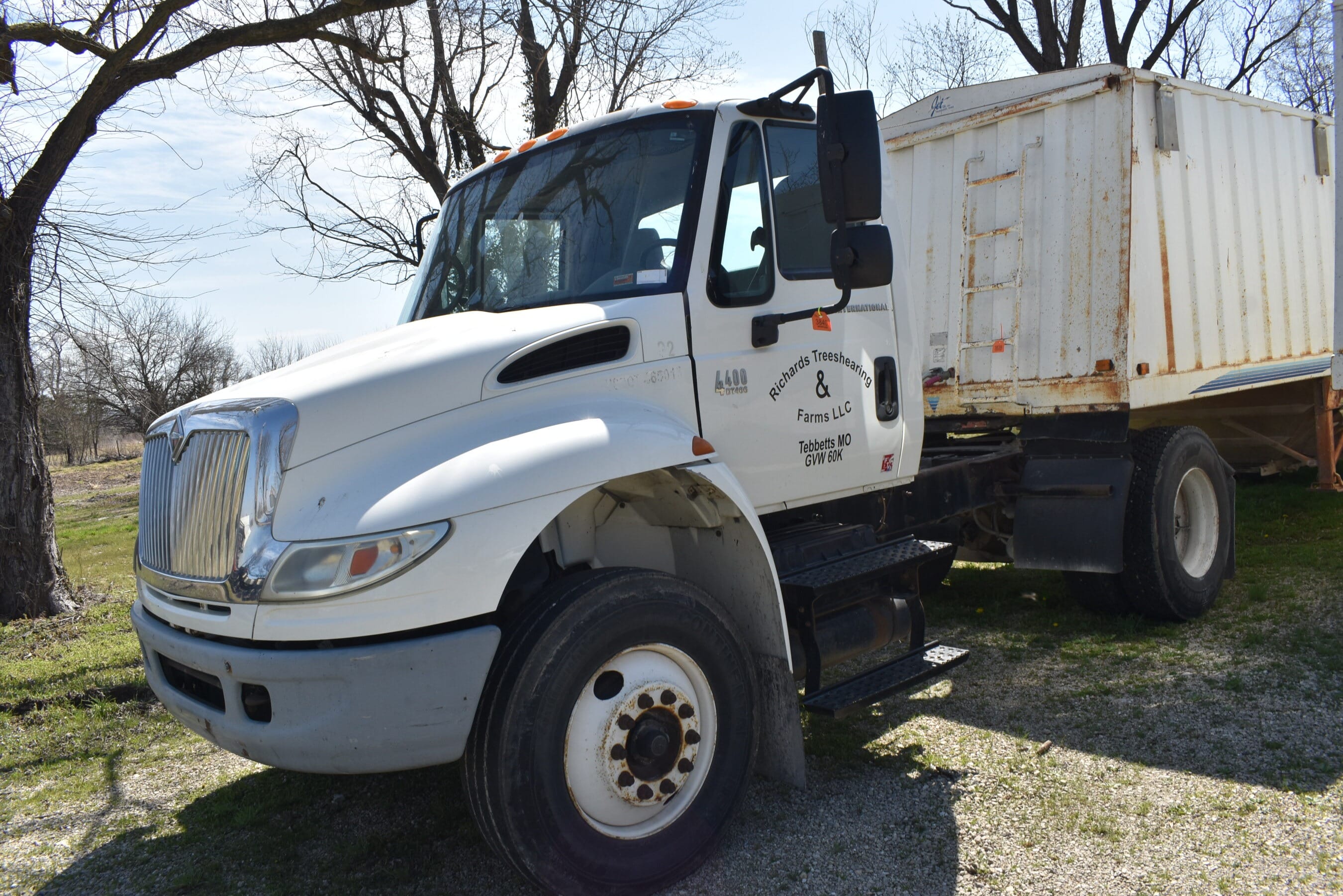 2004 International 4400 Equipment Image0