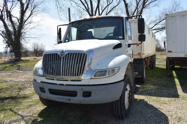 Image of International 4400 equipment image 1