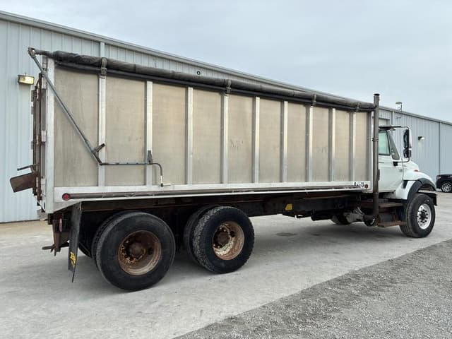 Image of International 7400 equipment image 4