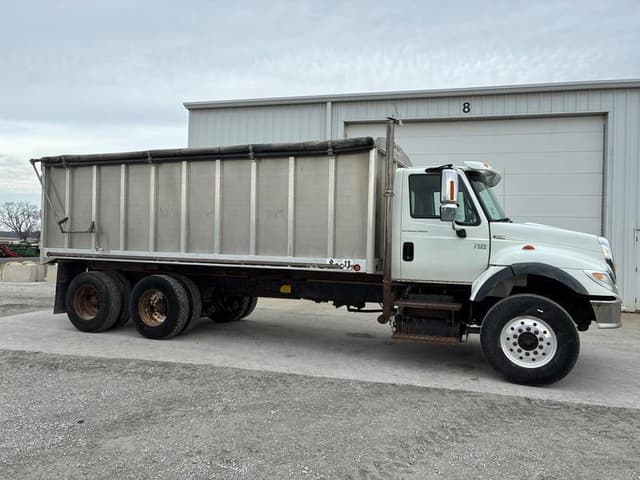 Image of International 7400 equipment image 2