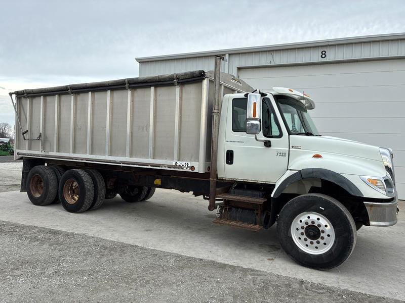 2004 International 7400 Equipment Image0