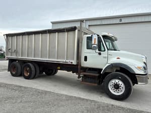2004 International 7400 Image