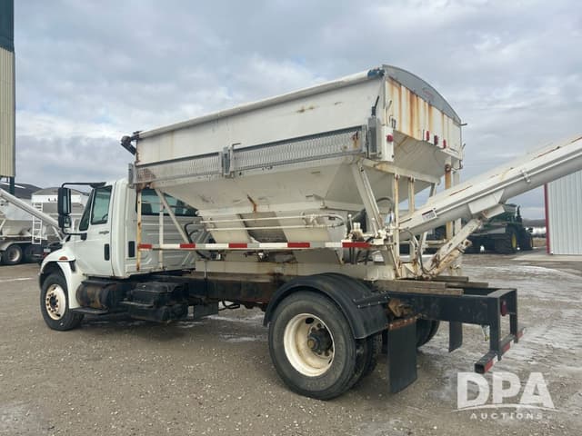 Image of International 4300 equipment image 3