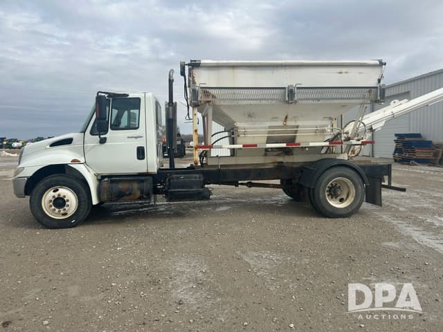 Image of International 4300 equipment image 2