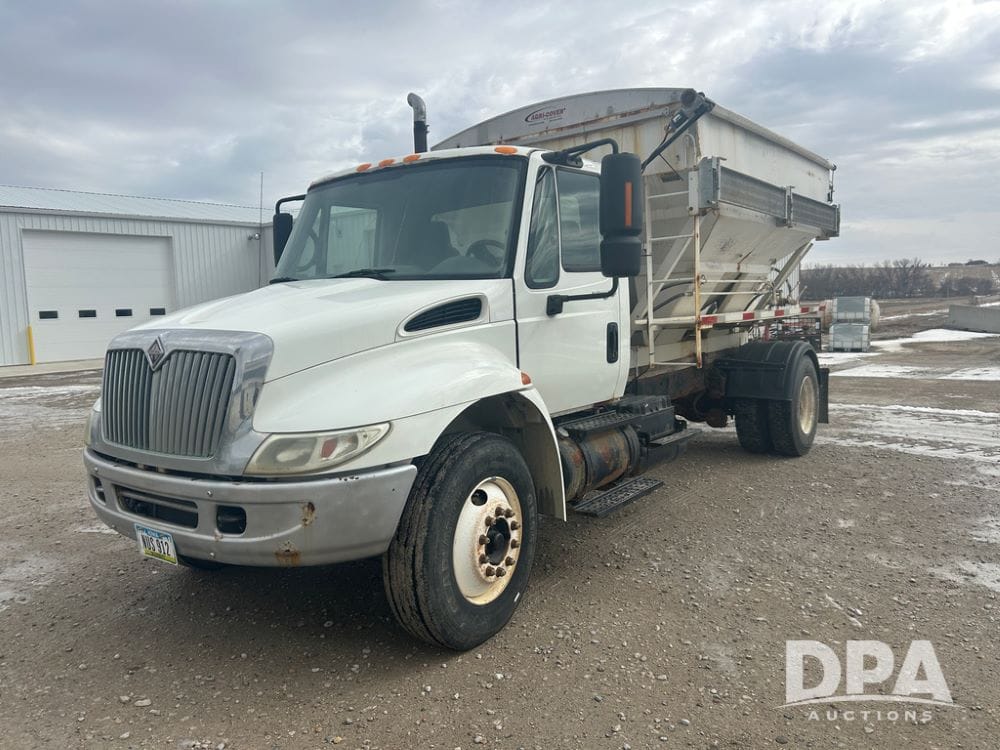 2004 International 4300 Equipment Image0