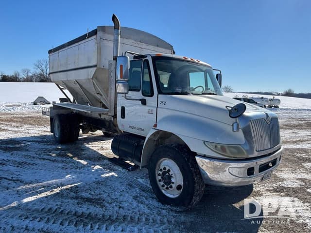 Image of International 4300 equipment image 4