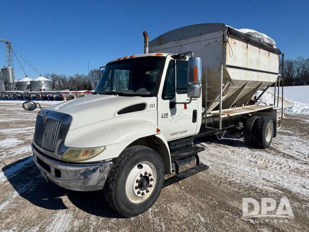 2004 International 4300 Equipment Image0