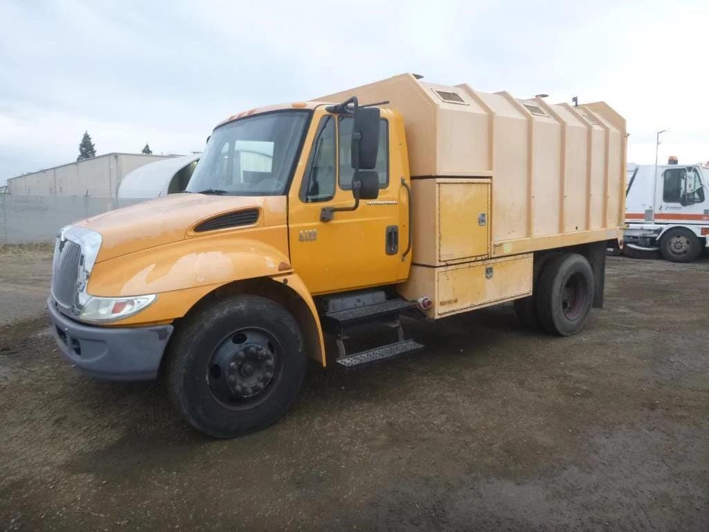 2004 International 4200 Equipment Image0