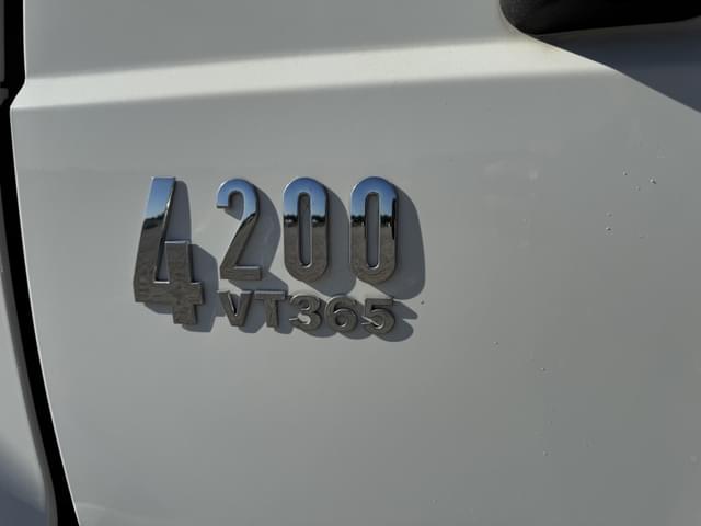 Image of International 4200 equipment image 3