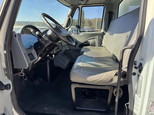 Image of International 4200 equipment image 4