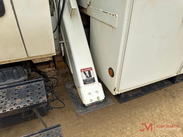Image of International 4300 equipment image 4
