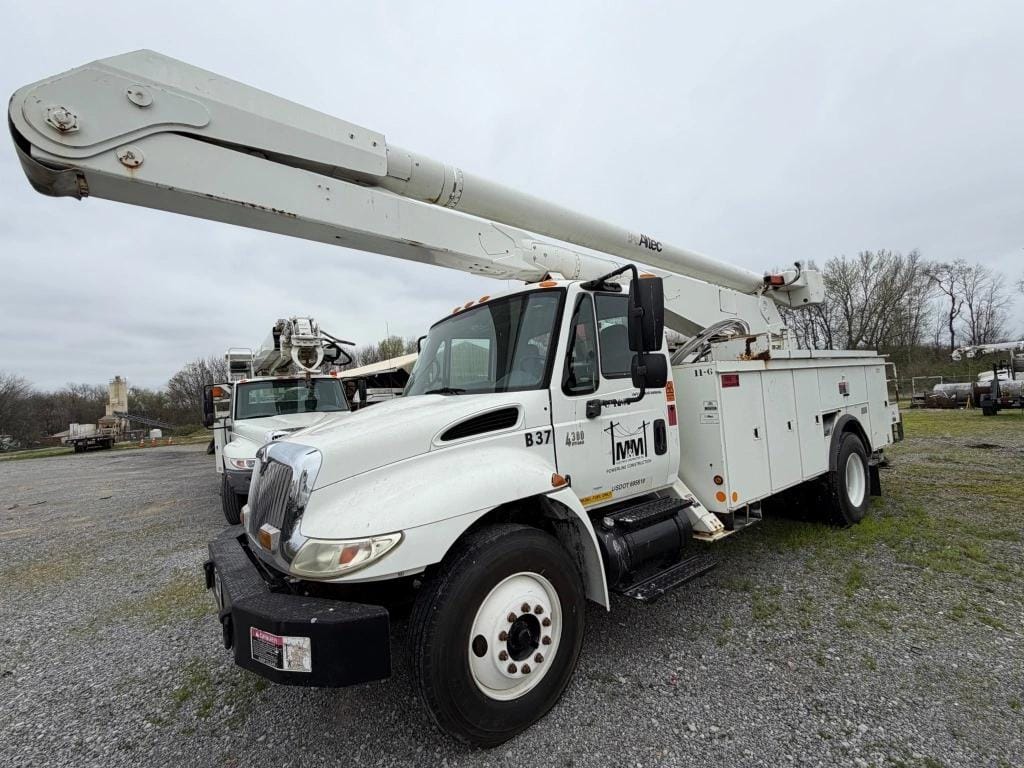 2004 International 4300 Equipment Image0