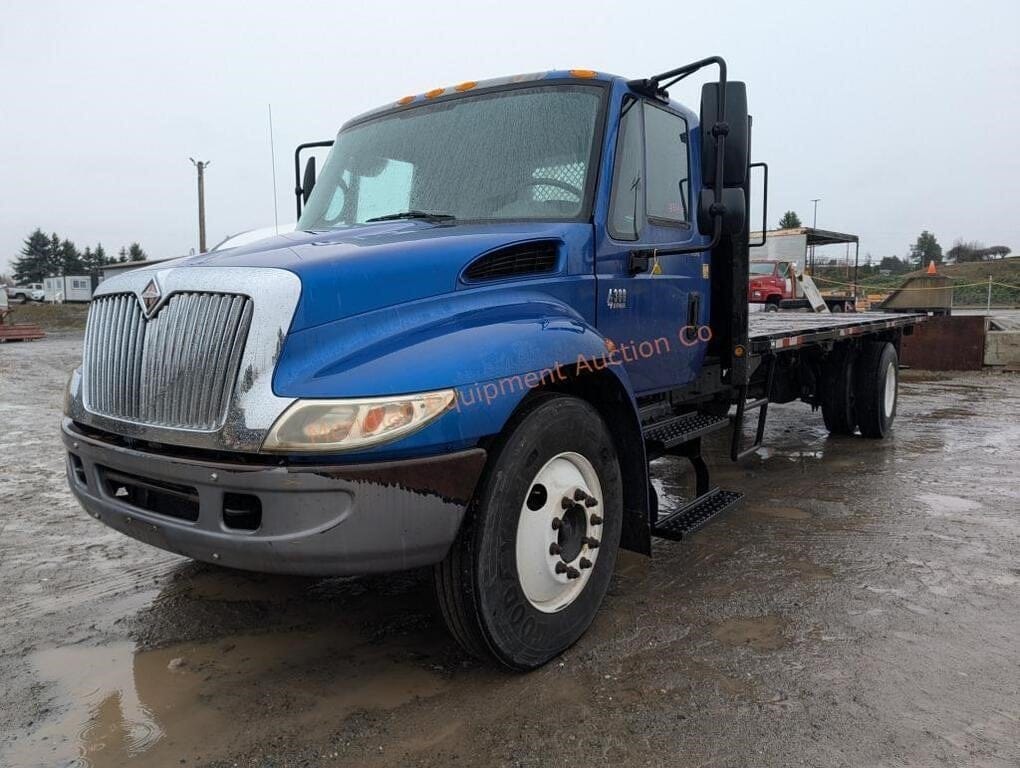 2004 International 4300 Equipment Image0