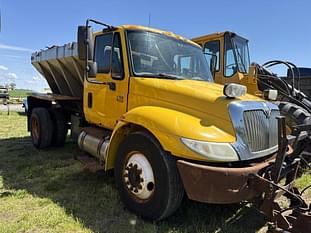 2004 International 4300 Equipment Image0