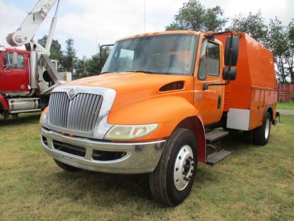 2004 International 4300 Equipment Image0