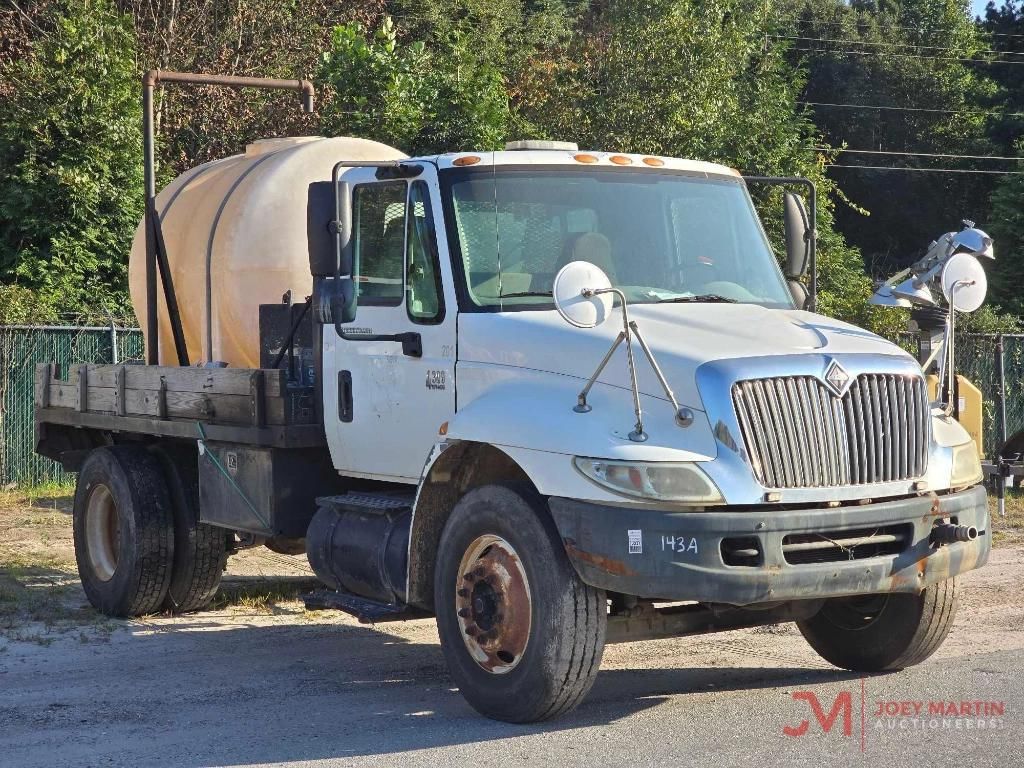 2004 International 4300 Equipment Image0