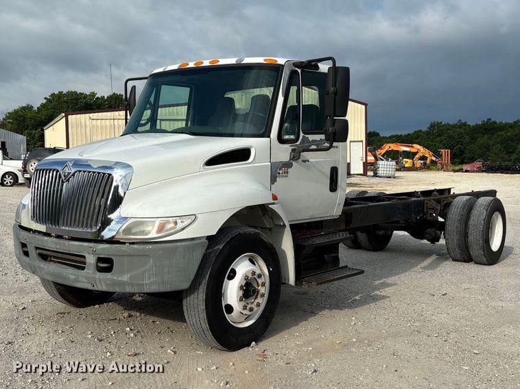 2004 International 4300 Equipment Image0
