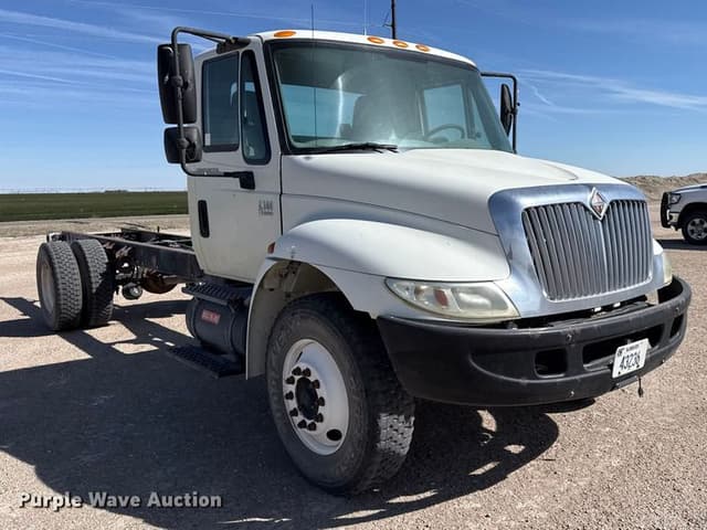 Image of International 4300 equipment image 2