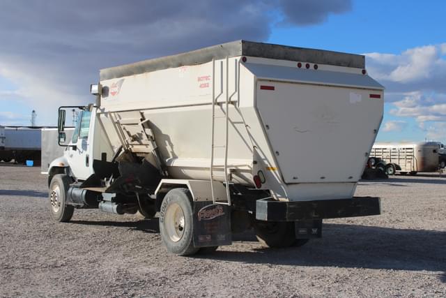 Image of International 4300 equipment image 4