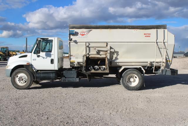 Image of International 4300 equipment image 2