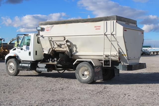 Image of International 4300 equipment image 3