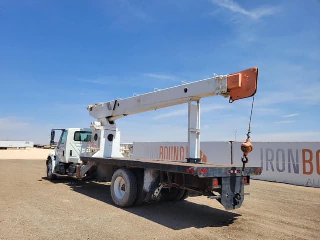 Image of International 4400 equipment image 2