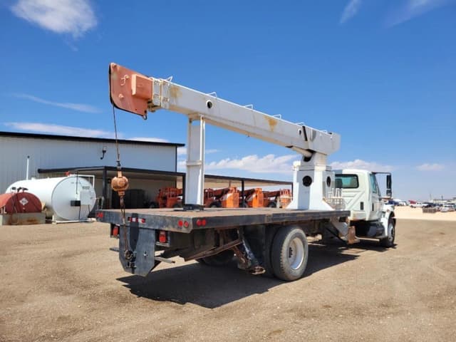 Image of International 4400 equipment image 4