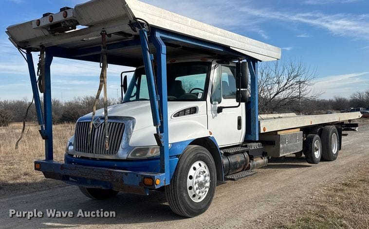 2004 International 4400 Equipment Image0