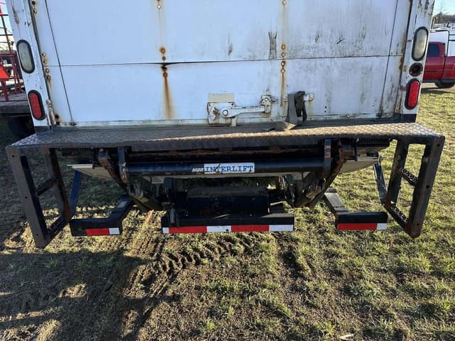 Image of International 4400 equipment image 4