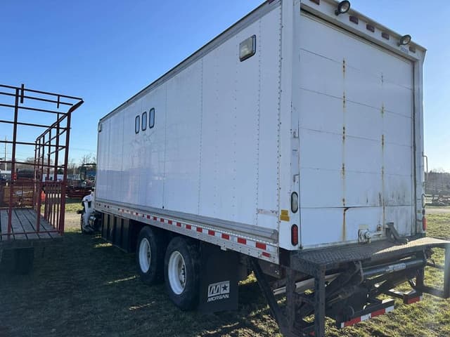 Image of International 4400 equipment image 2