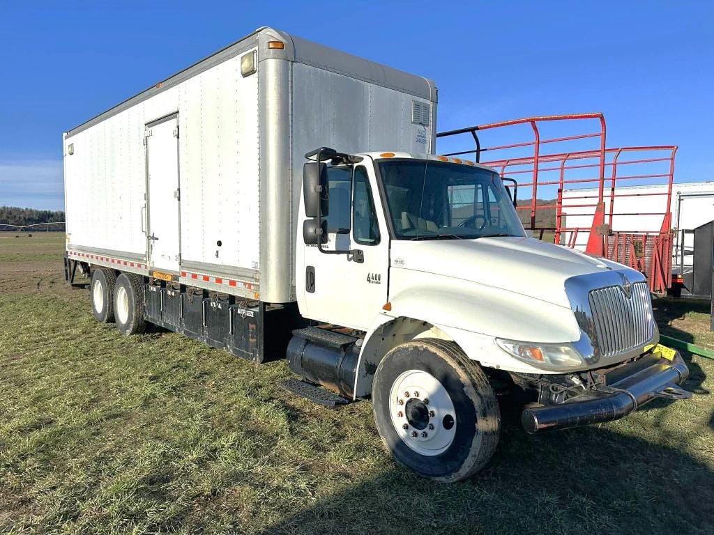 2004 International 4400 Equipment Image0