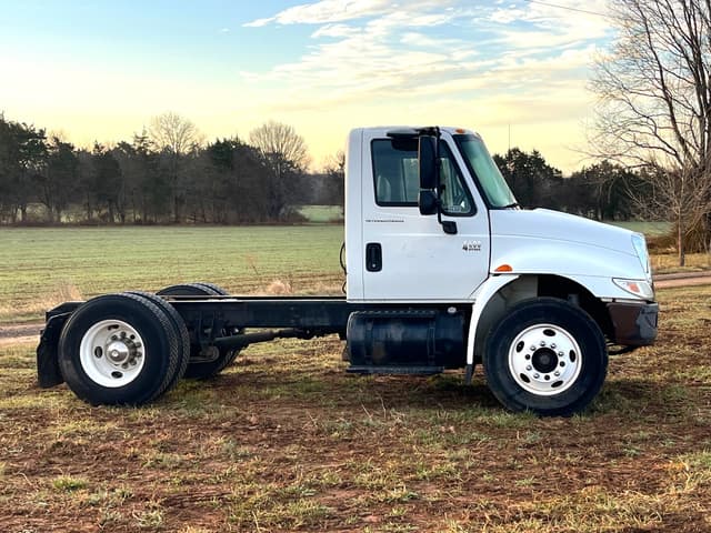 Image of International 4400 equipment image 1