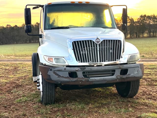 Image of International 4400 equipment image 2