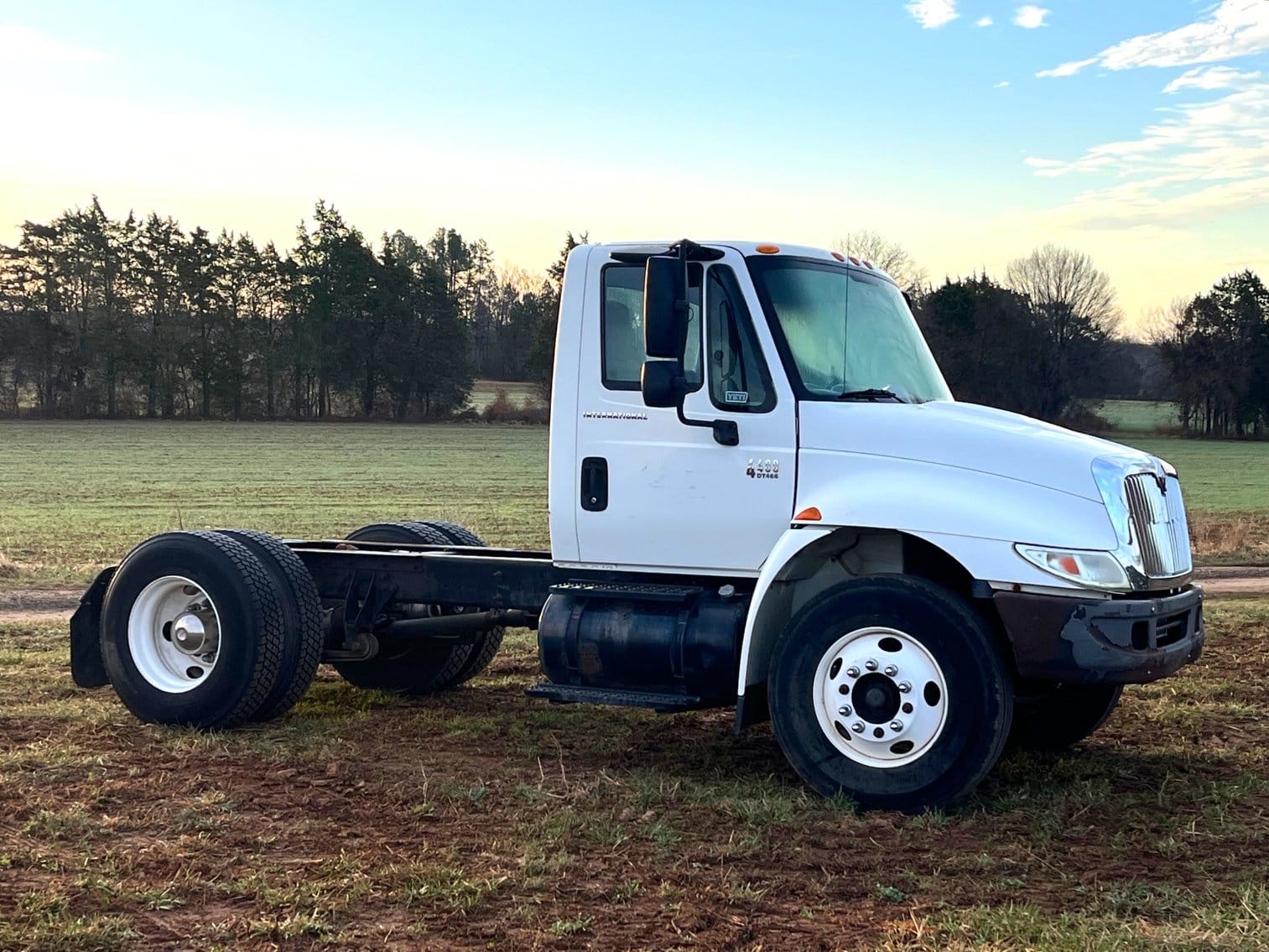 2004 International 4400 Equipment Image0