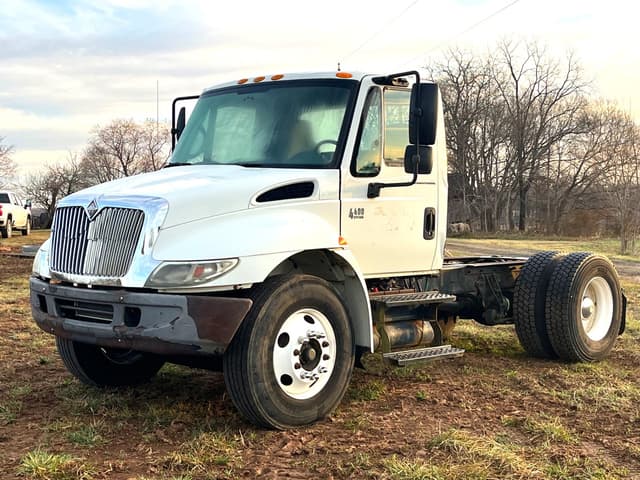 Image of International 4400 equipment image 3