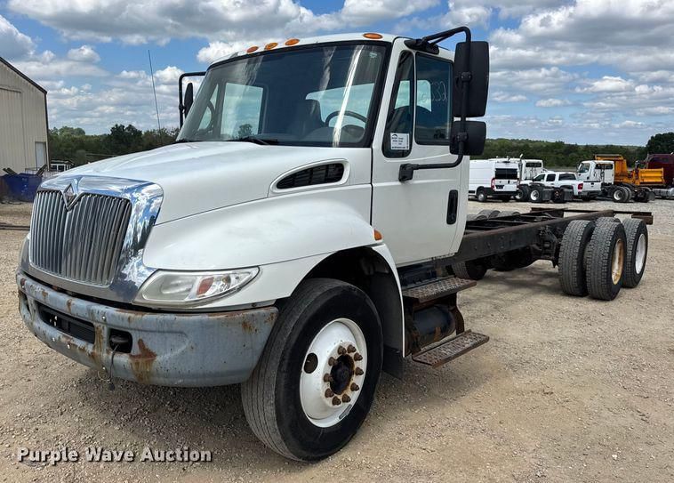 2004 International 4400 Equipment Image0