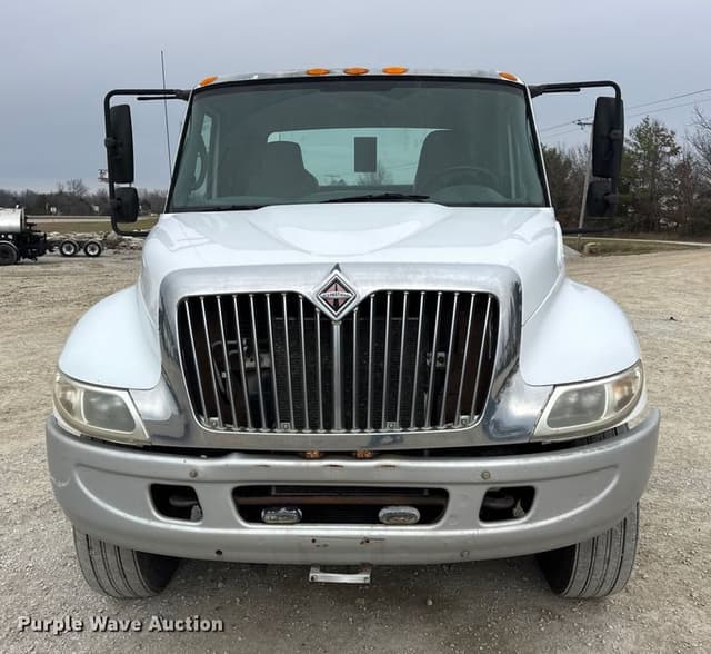 Image of International 4400 equipment image 1