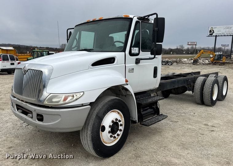 2004 International 4400 Equipment Image0