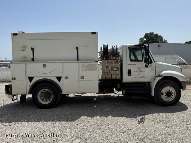 Image of International 4400 equipment image 3
