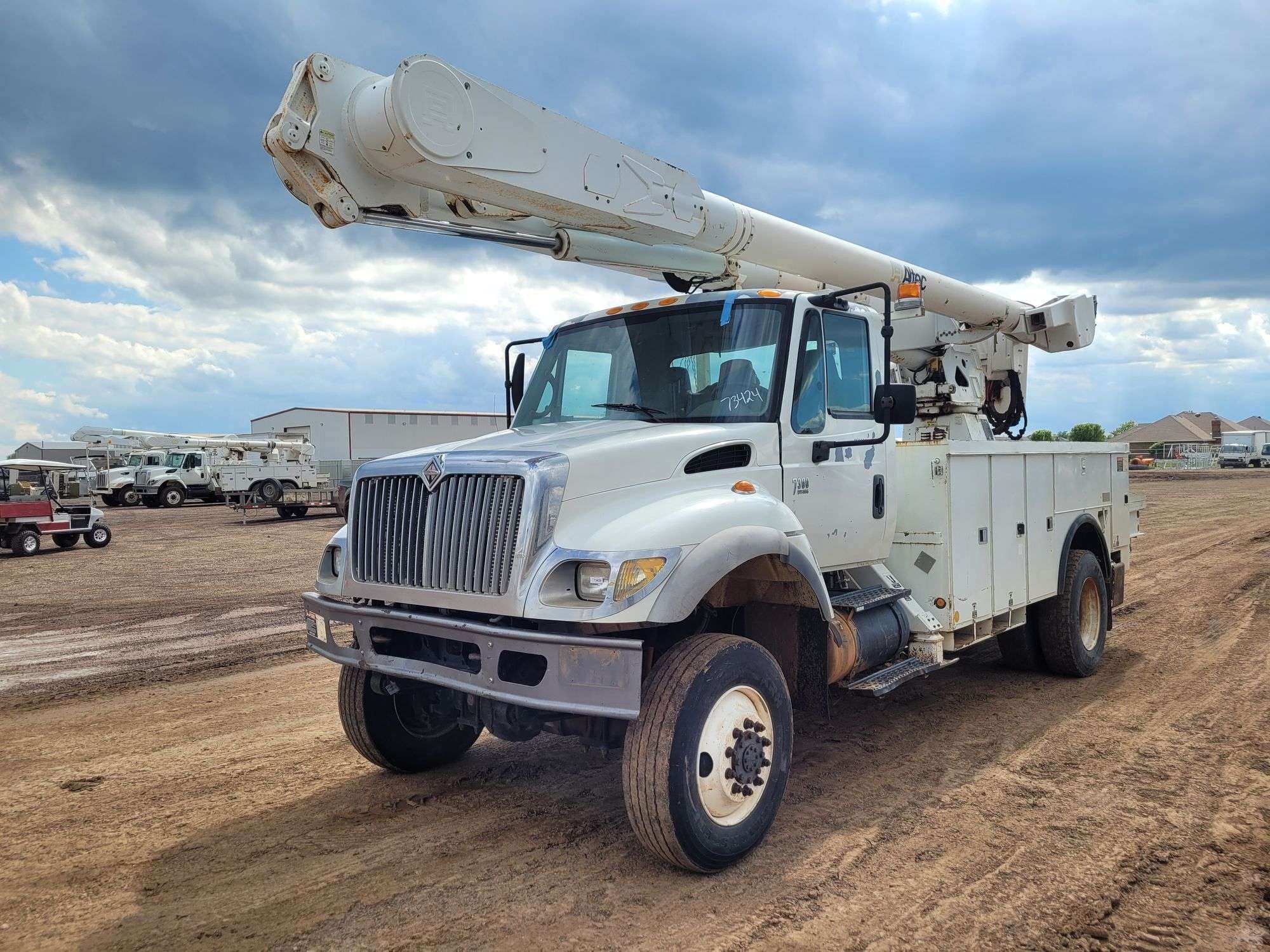 2004 International 7300 Equipment Image0