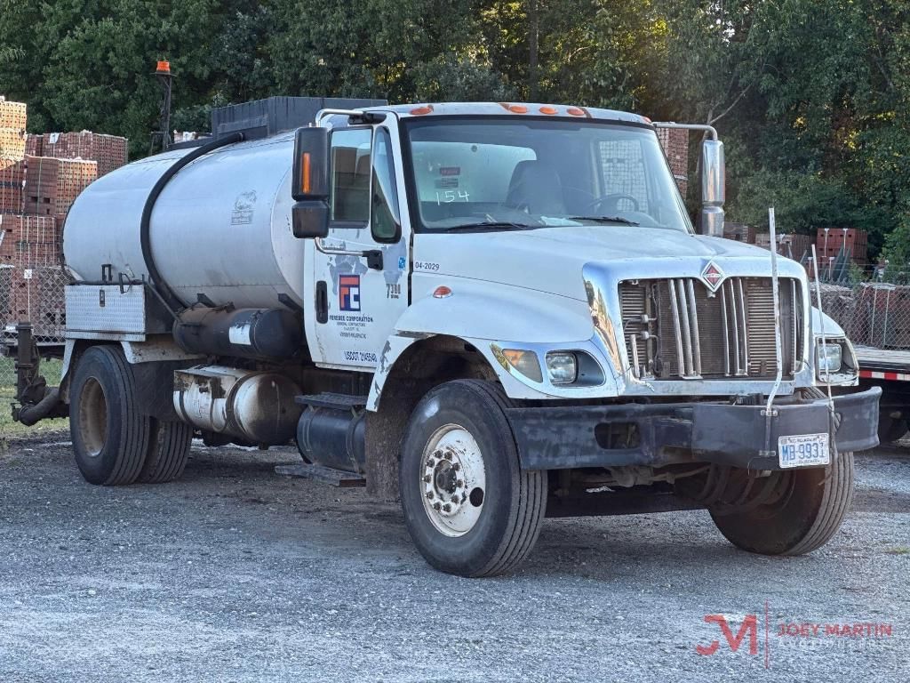 2004 International 7300 Equipment Image0